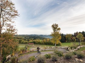 Bad Traunstein, Lebensweg, Wohnzimmer im Freien, &copy; C) Lebensweg, Studio Kerschbaum.jpg