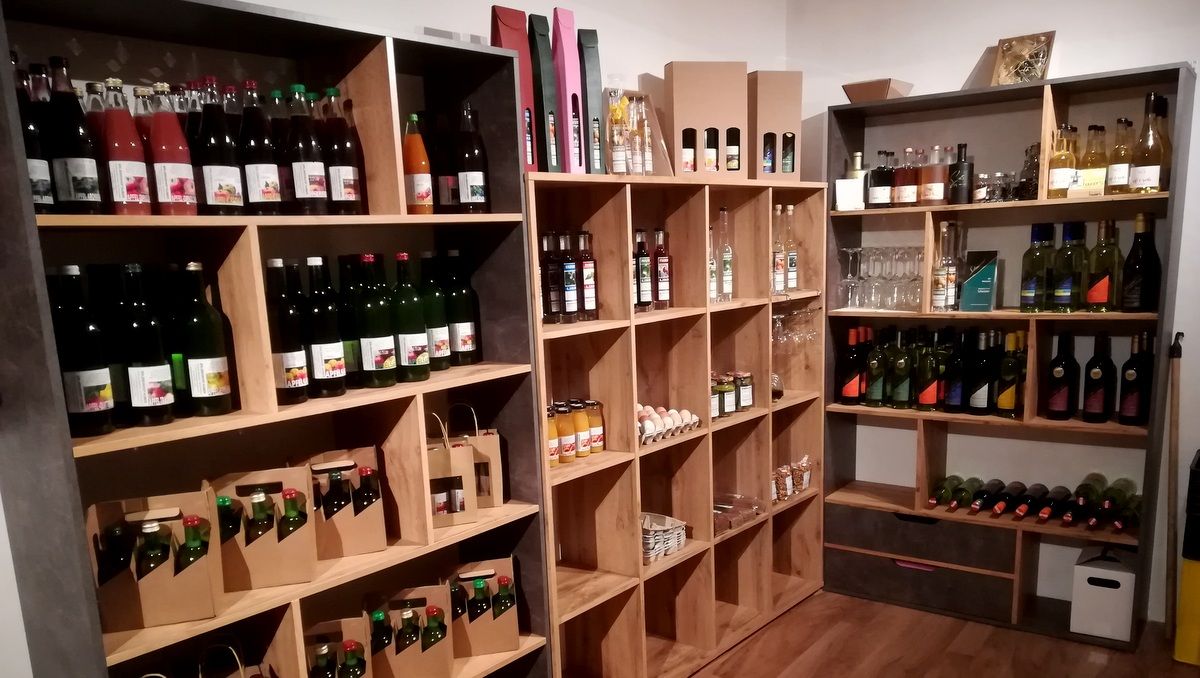 Regály s různými lahvemi a produkty v obchodě na farmě.