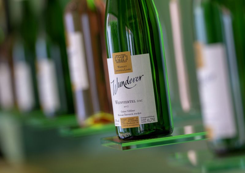 Detail lahve vína s etiketou "Wunderer Weinviertel dac".