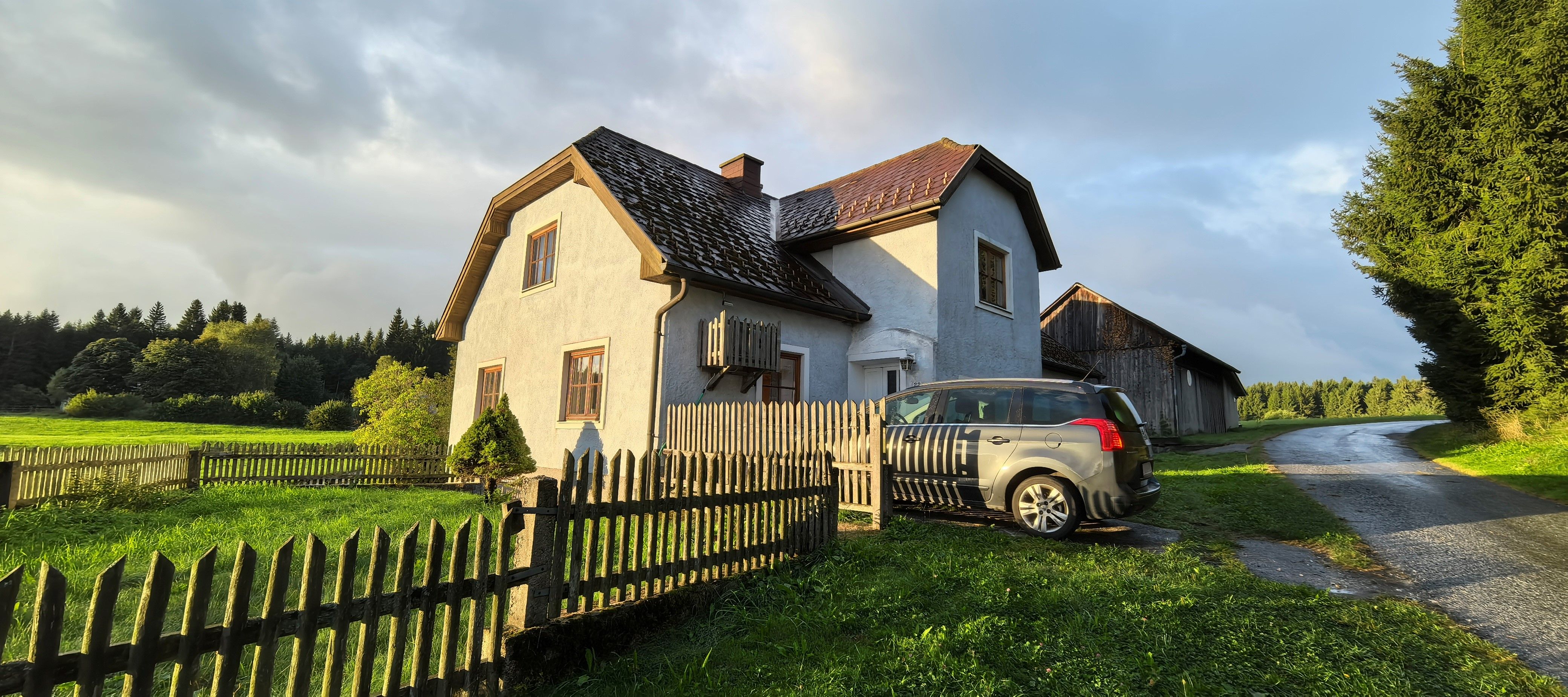dům a