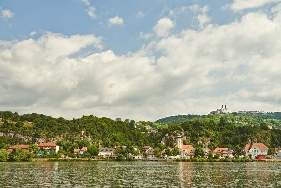 Pohled na Marbach an der Donau - Maria Taferl v pozadí
