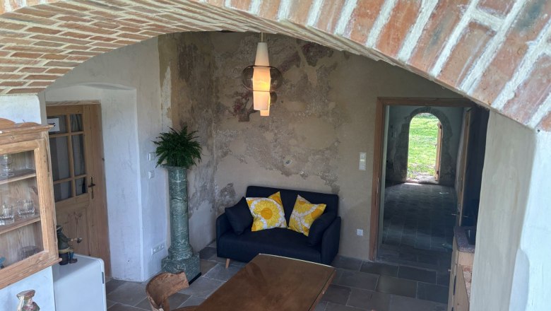 Ob&yacute;vac&iacute; pokoj s kuchyn&iacute; a v&yacute;hledem na kostel, &copy; Cultraum_Strass, Fotoraf Hans St&ouml;ckelmaier