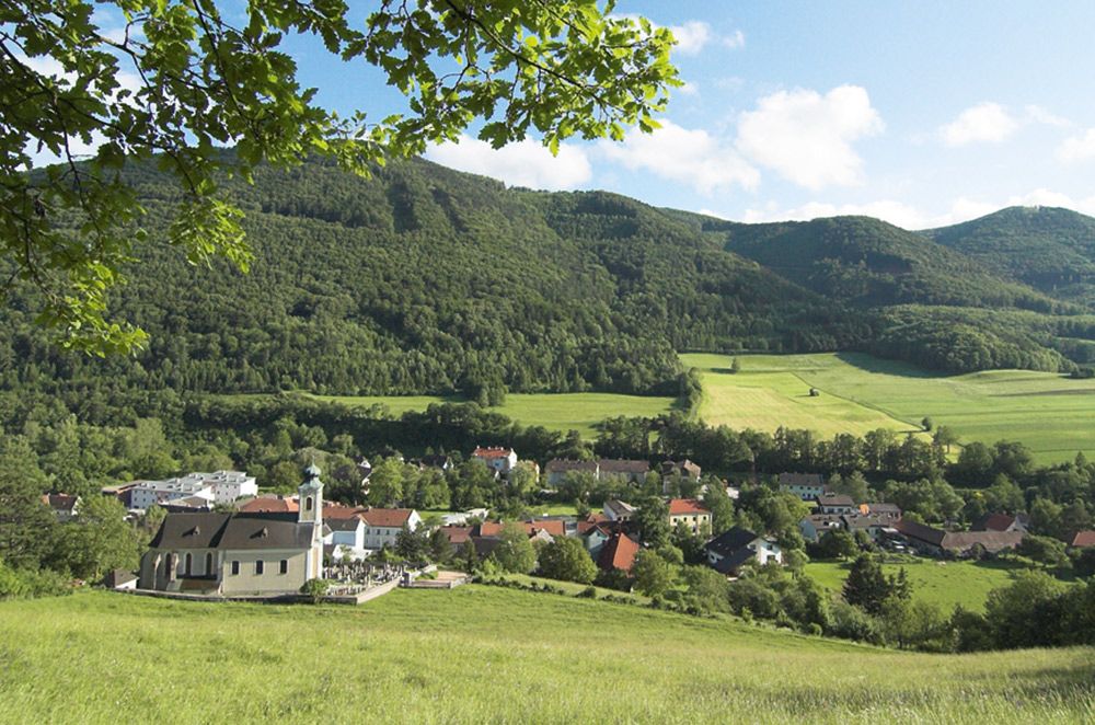 Pohled na Altenmarkt s kostelem a zelenou krajinou v pozadí.
