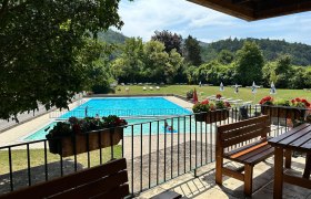 Koupali&scaron;tě s vodou a loukou kolem něj