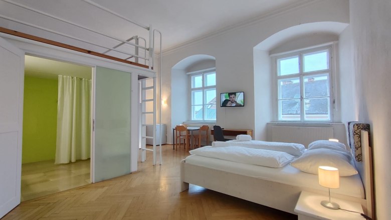 Multi-bed room in the former Horn grammar school, © Kunsthaus Horn