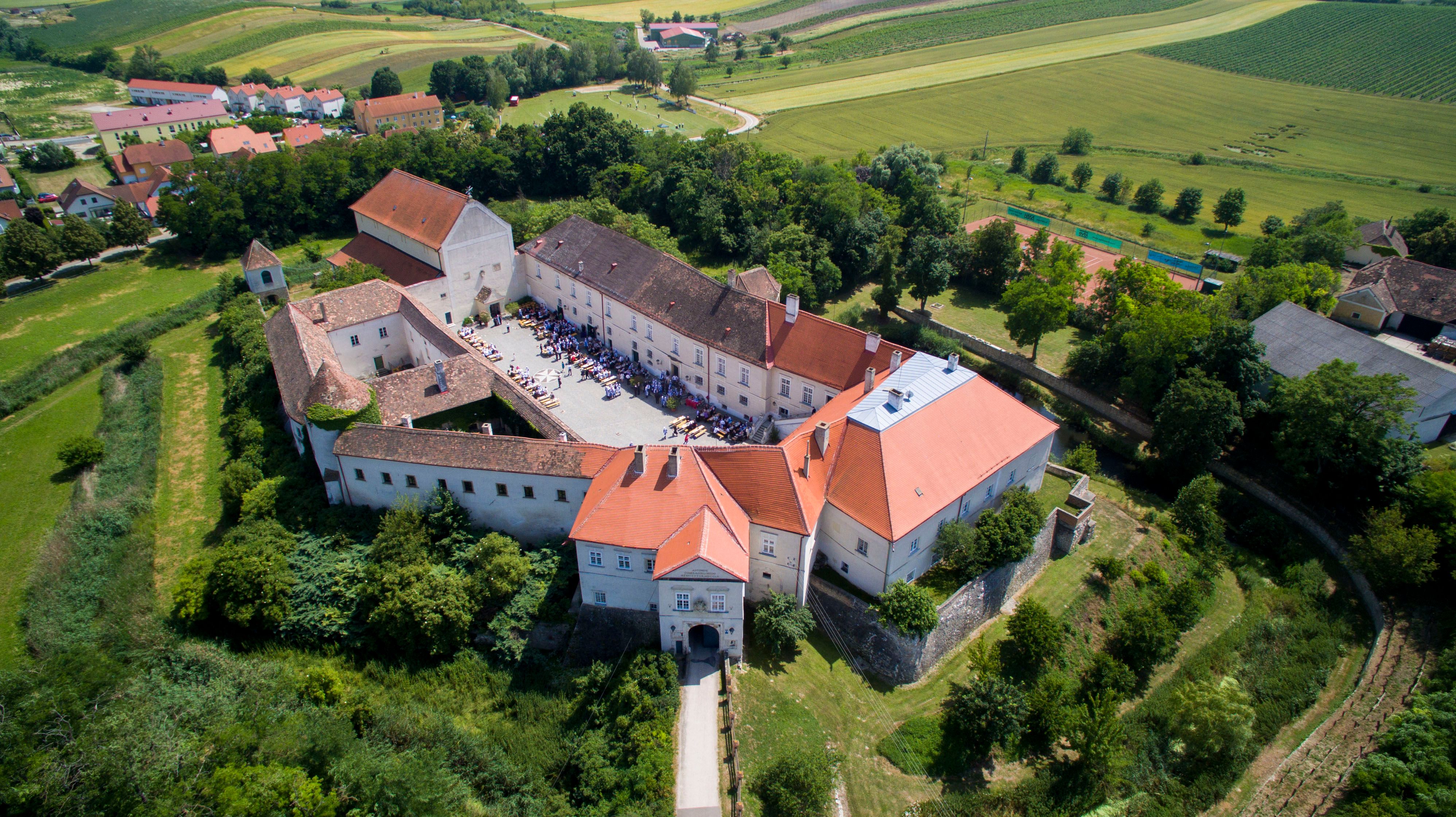 Letecký pohled na hrad Mailberg s okolní krajinou.