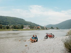 Radfahrer an der Donau Kramesau Neustift Blick auf Engelhartszell, © WGD Donau Oberösterreich Tourismus GmbH