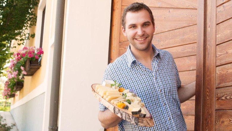 Johannes Bertl with a regional cheeseplate, © Wilhelmsburger Hoflieferanten