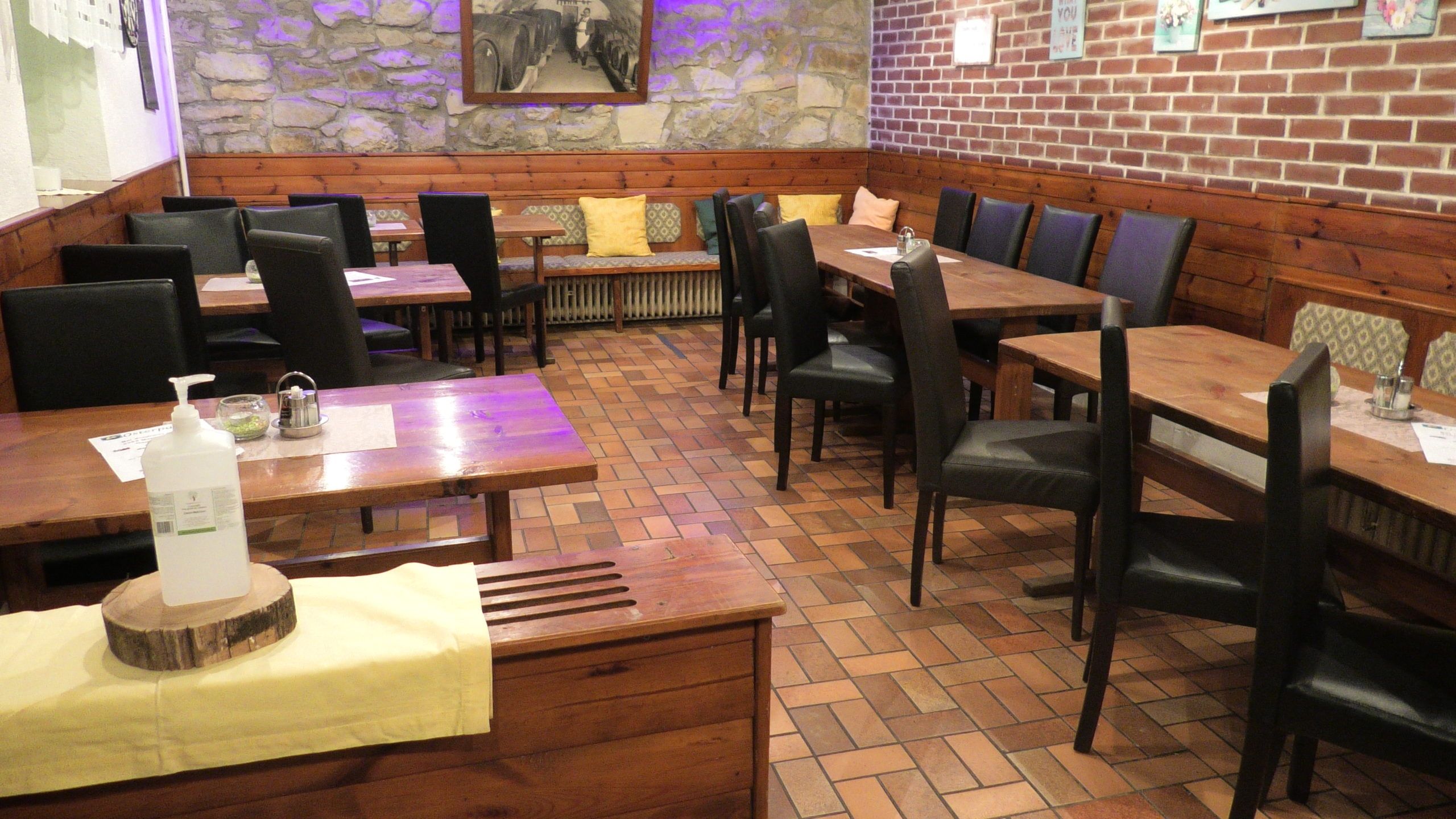 Společenský sál se stoly ve Stadtwirt Windisch, Mannersdorf/Leithagebirge