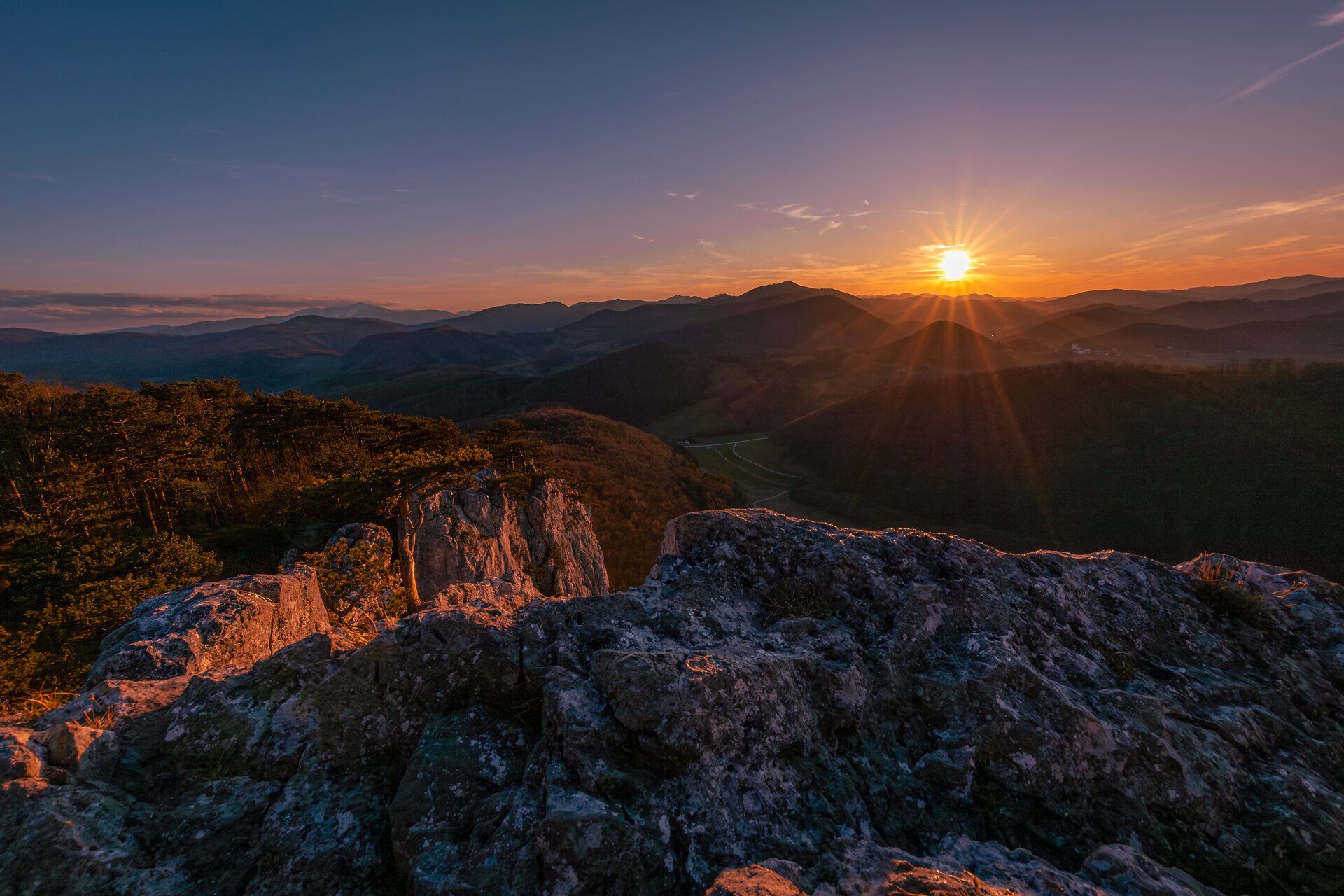 Der Sonnenuntergang über den sanften Hügeln des Wienerwaldes taucht die Landschaft in ein warmes, goldenes Licht. Die majestätischen Berge umrahmen den Horizont und laden zu unvergesslichen Erlebnissen in der Natur ein. Ein perfekter Moment, um die Ruhe und Schönheit dieser Region zu genießen.