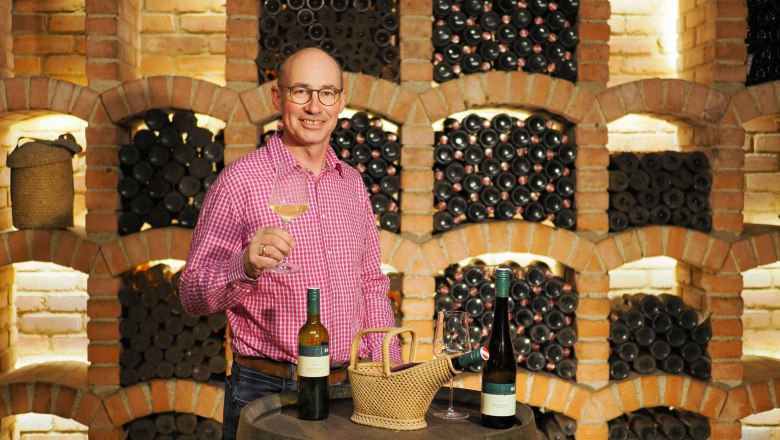 Wine in the monastery cellar at the Stradinger winery, © Familie Stradinger