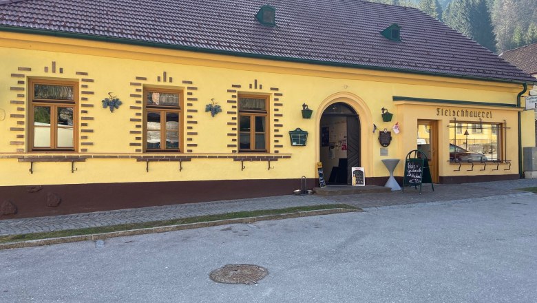 Hausansicht gelbe Fassade, Eingang Gasthof, Eingang Fleischerei