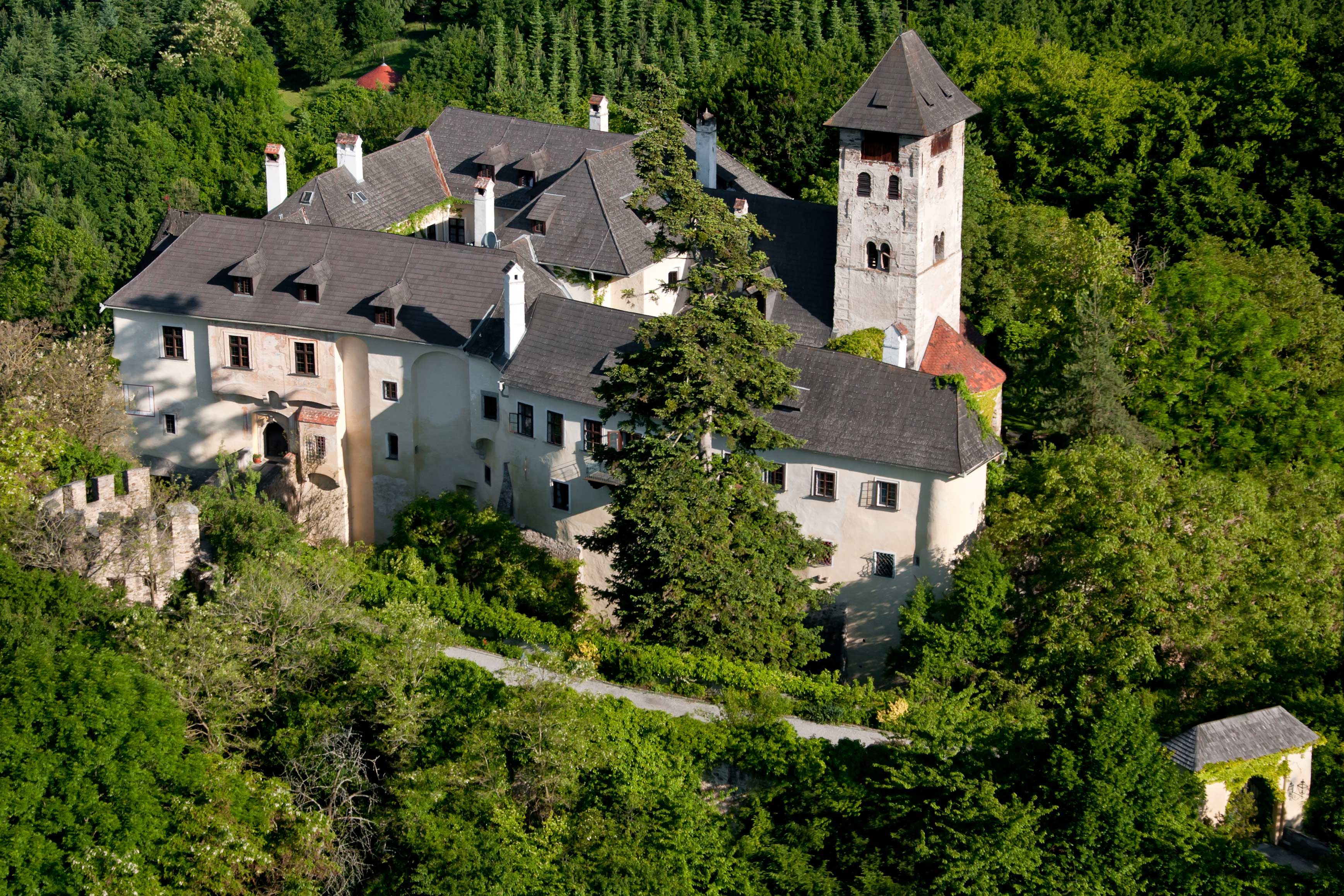 Letecký pohled na hrad Oberranna obklopený hustým lesem.