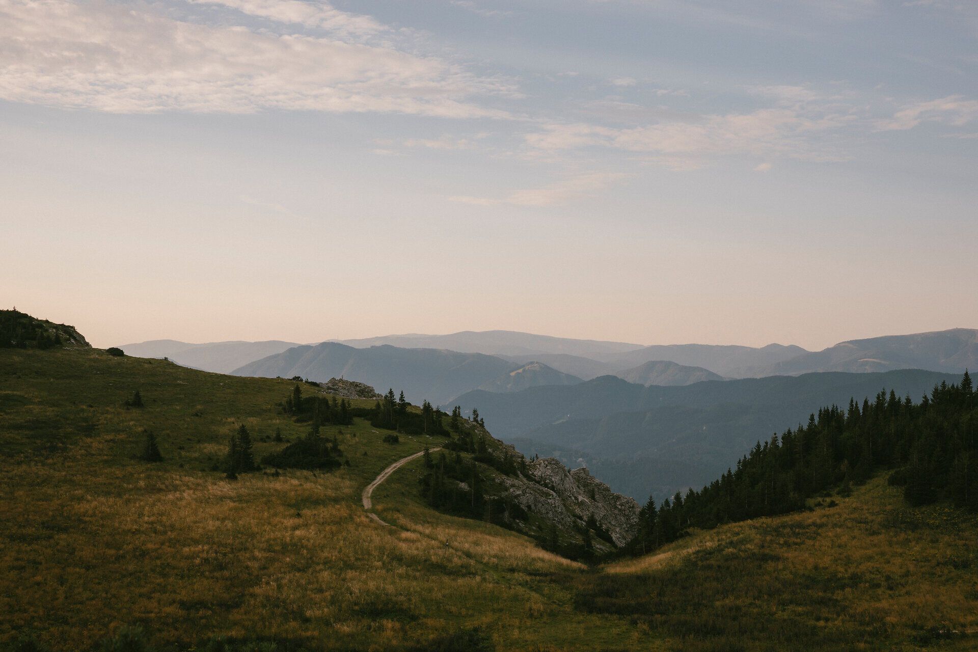 Večerní atmosféra nad horským masivem Rax s turistickou stezkou