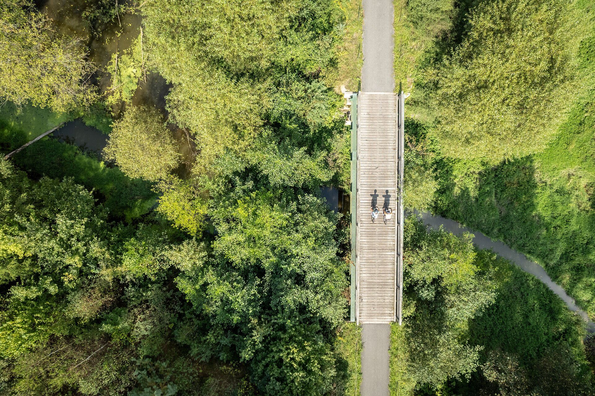 Malebný most se mírně klene nad třpytivým potokem Feinitzbach, obklopen bujnou zelení a zpěvem ptáků. Zde, uprostřed přírody, vás klidná atmosféra vybízí k odpočinku a vychutnávání krásy okolí.