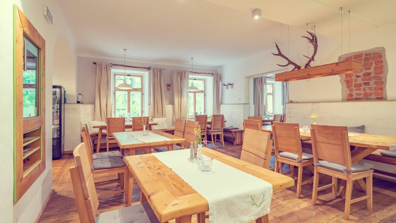 Rustic-modern atmosphere with wooden interior, &copy; Schlosstaverne Lunz/Martin Stellnberger