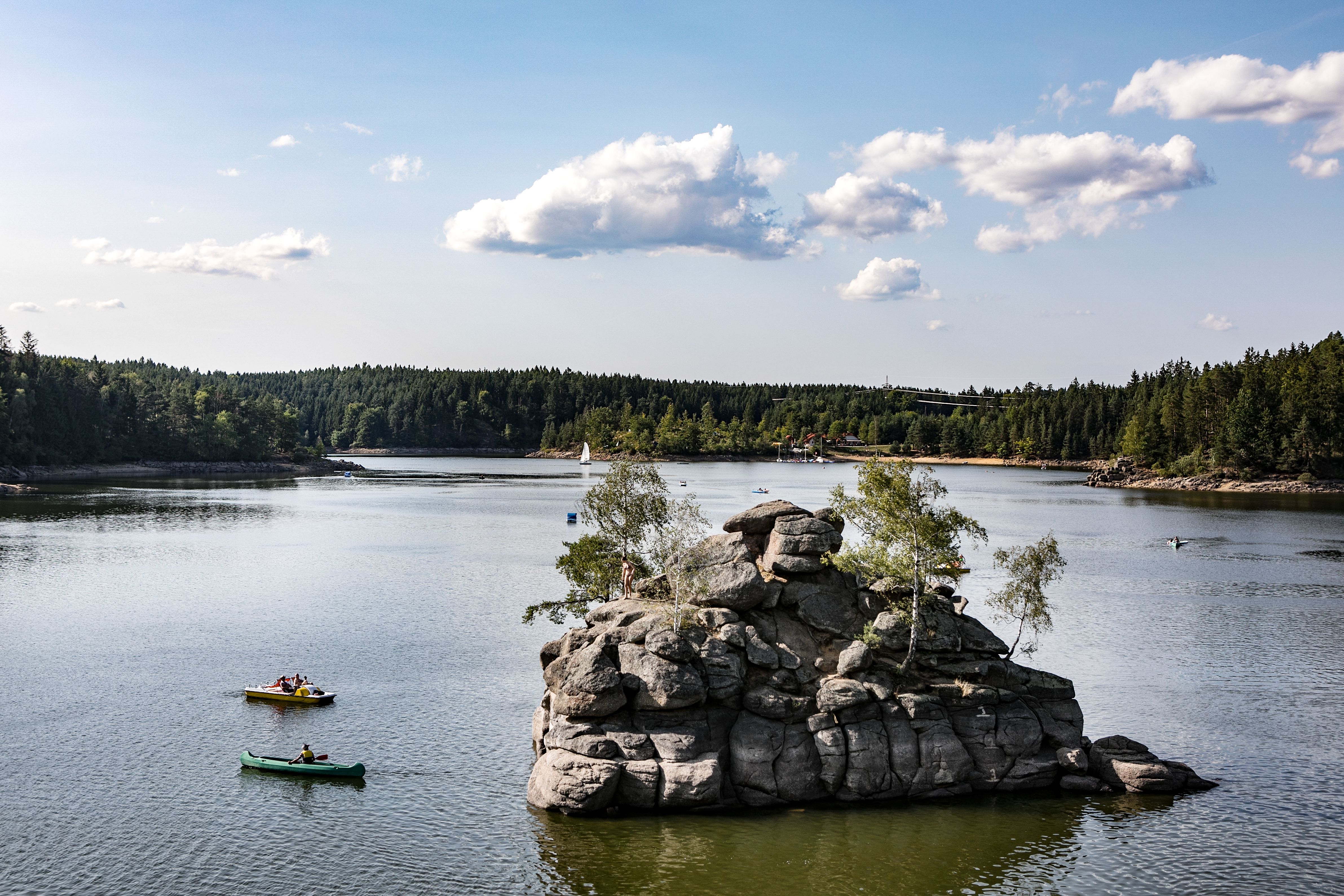 Der Ottensteiner Stausee strahlt an einem sonnigen Sommertag eine friedliche Atmosphäre aus. Kajakfahrer gleiten sanft über das glitzernde Wasser, während die umgebenden Wälder eine ruhige Kulisse bieten. Hier erleben Besucher die perfekte Kombination aus Natur und Erholung.