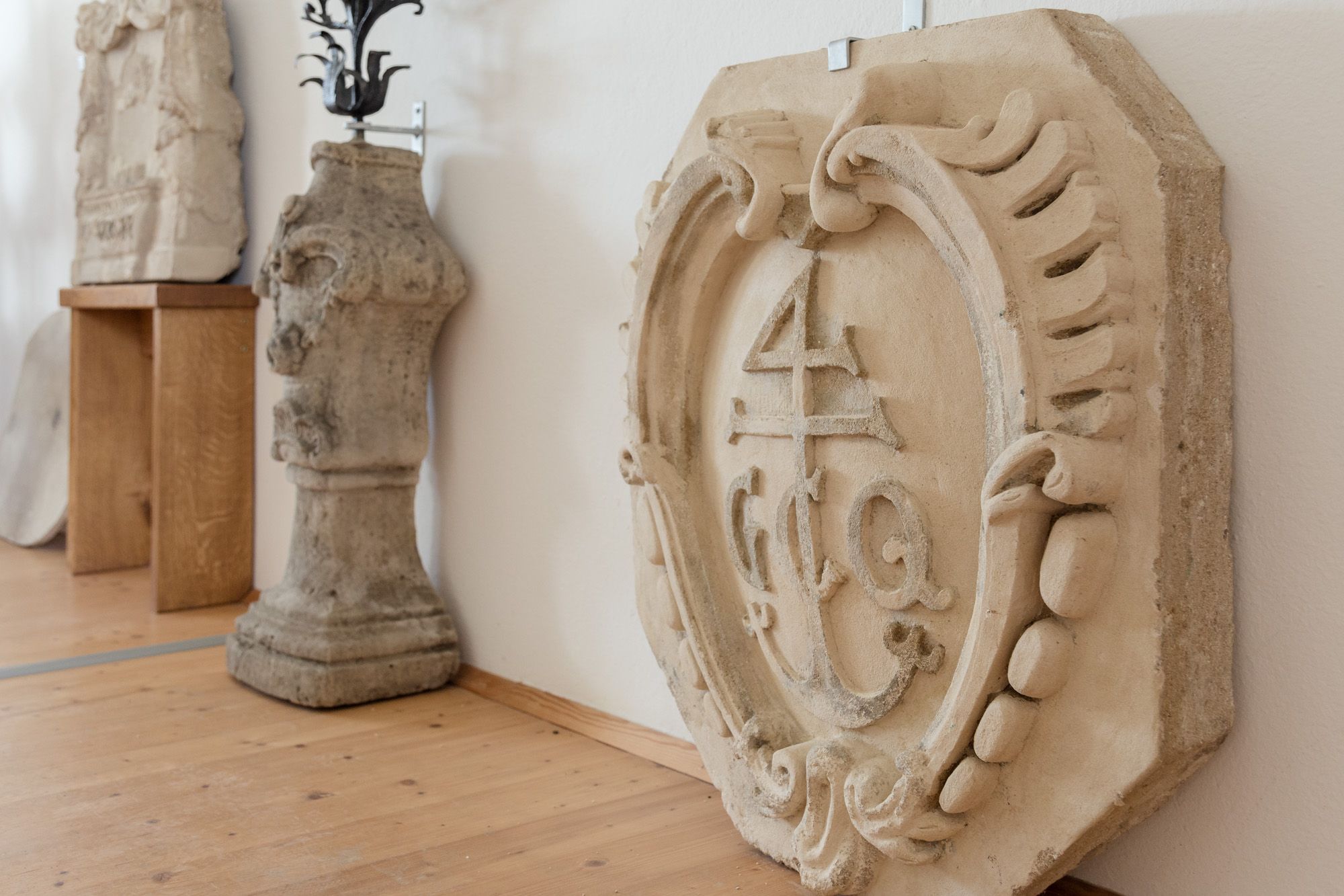 Kamenný reliéf s dekorativními prvky v městském muzeu v Zistersdorfu.