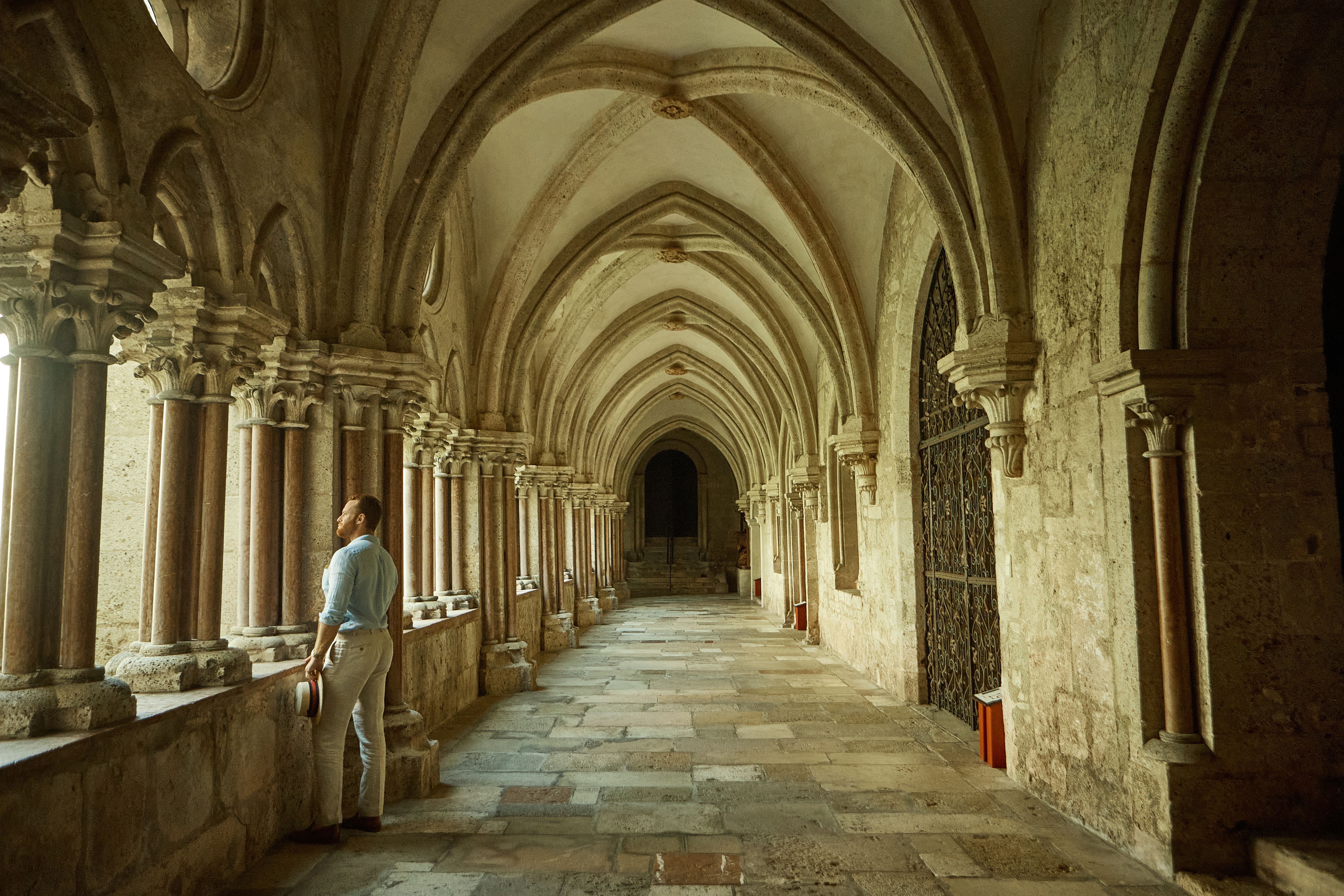 Der Kreuzgang des Klosters Heiligenkreuz strahlt eine ruhige und meditative Atmosphäre aus. Die sanften Bögen und die kunstvollen Säulen laden dazu ein, die Seele baumeln zu lassen und die Schönheit der historischen Architektur zu genießen.