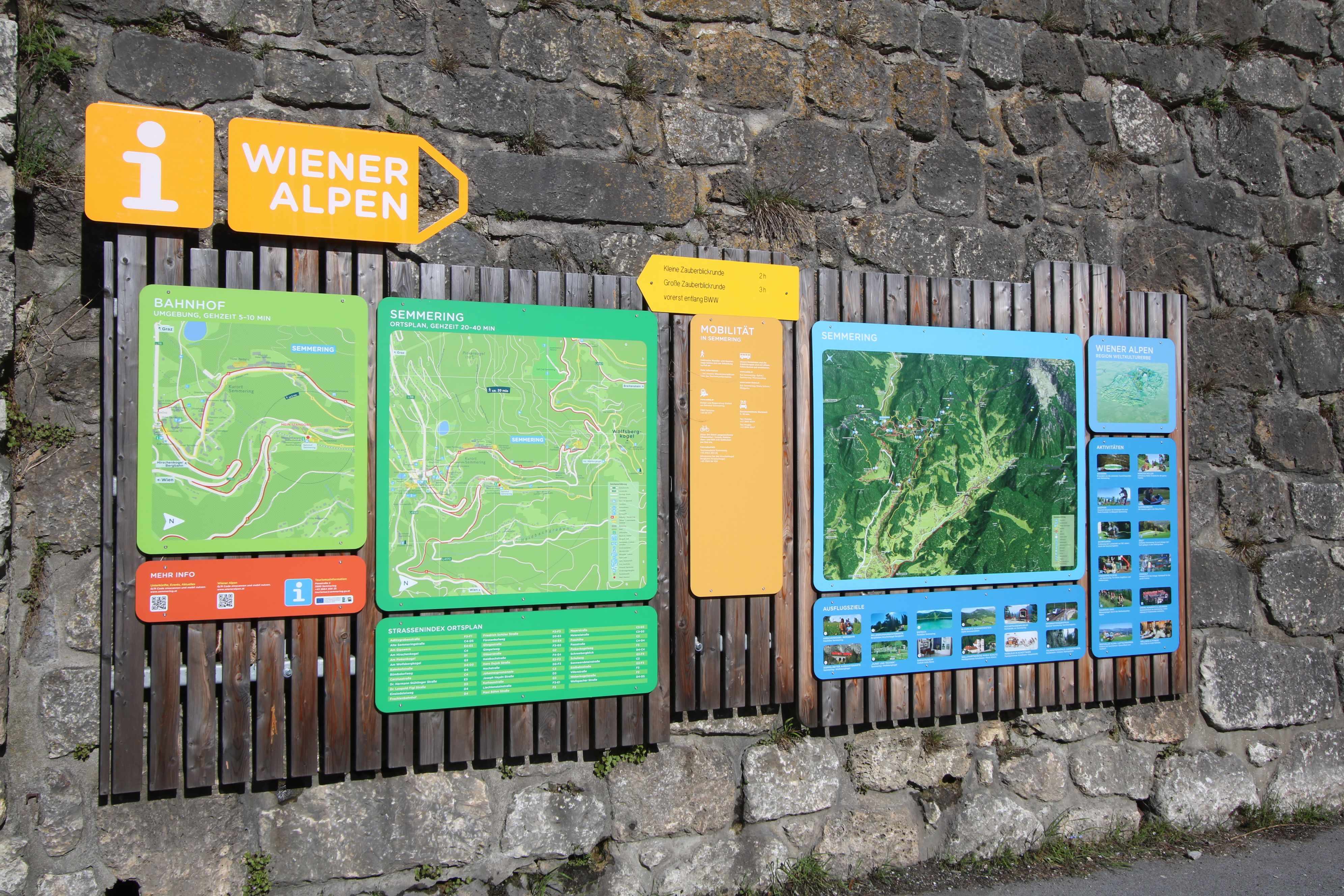 Informační tabule na nádraží Semmering s turistickými mapami a popisem tras ve Vídeňských Alpách.