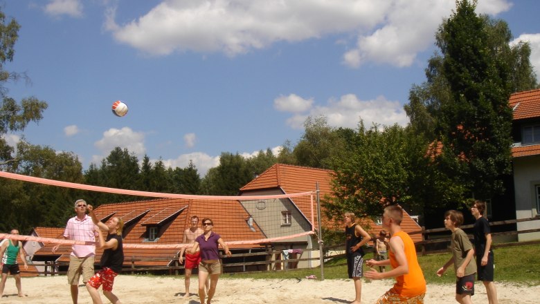 Na hřišti na plážový volejbal se vždy najdou důstojní protihráči!, © Hoteldorf Königsleitn