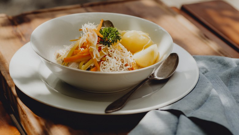 Horseradish meat from pork belly, root strips, boiled potatoes, © Niederösterreich Werbung/Rita Newman