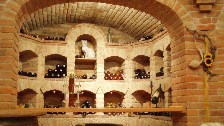 Rustic domed wine cellar, © Hans Krenn