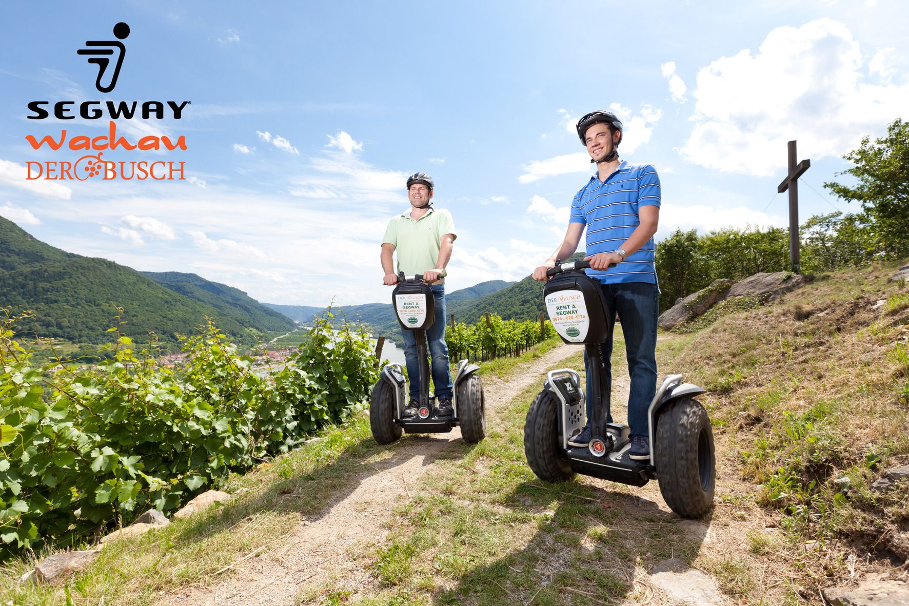 Dva muži projíždějí na vozítkách Segway vinařskou krajinou ve Wachau.