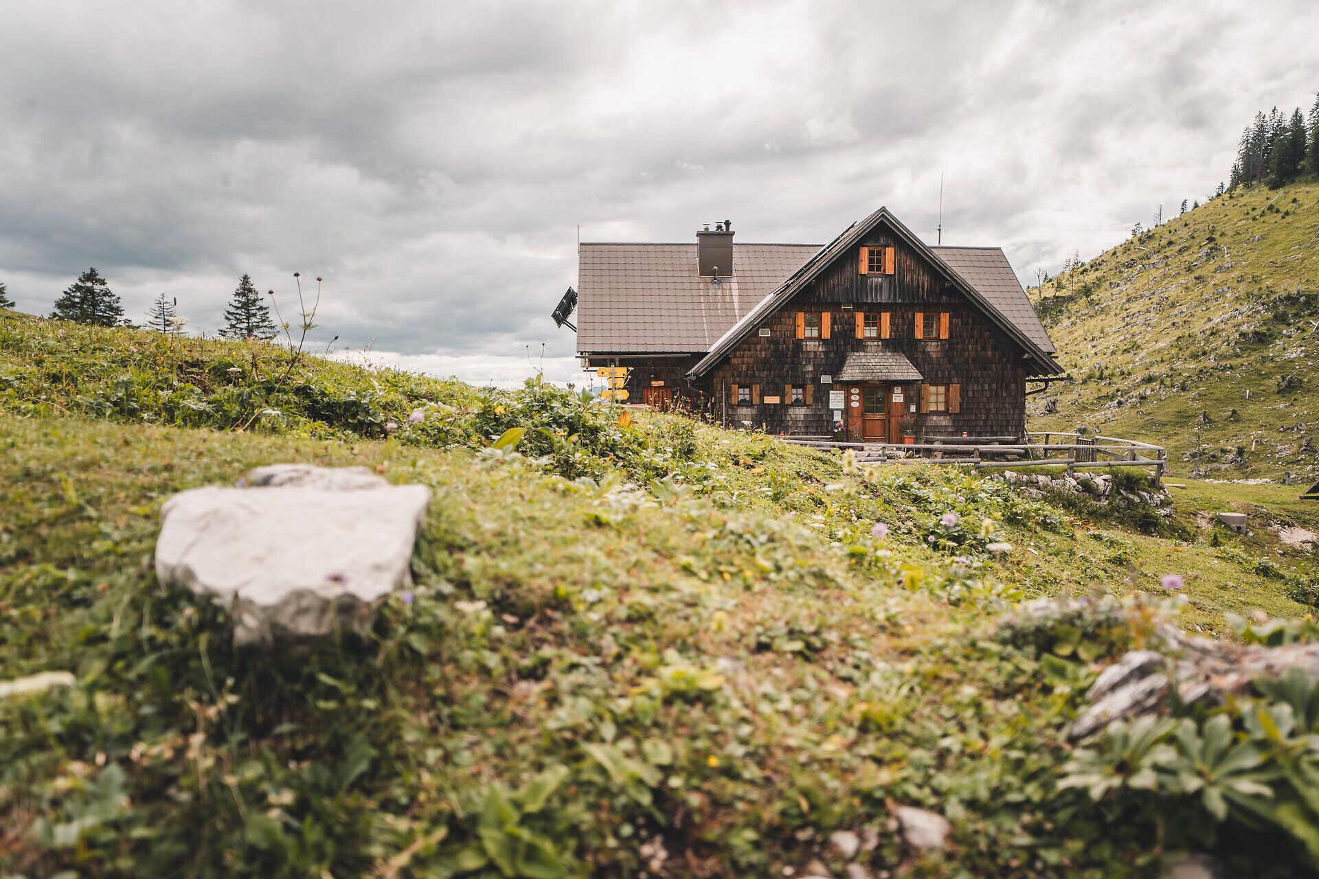 Ybbstalerhütte jako výletní chata na Dürrensteinalm v Mostviertelu.