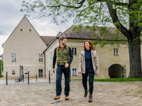 Před z&aacute;mkem Katzelsdorf, &copy; Wiener Alpen in Nieder&ouml;sterreich - Bad Erlach