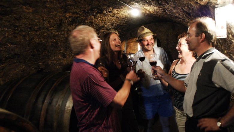 Wine tasting, Prellenkirchen wine cellar lane, © Donau Niederösterreich, Steve Haider