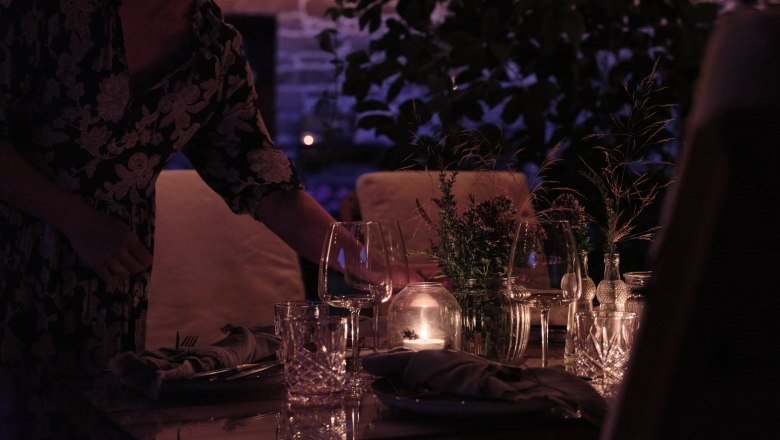 Venkovn&iacute; večeře při sv&iacute;čk&aacute;ch a zdoben&yacute; stůl.