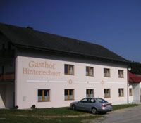 Gasthof Hinterlechner a před ním zaparkované auto.