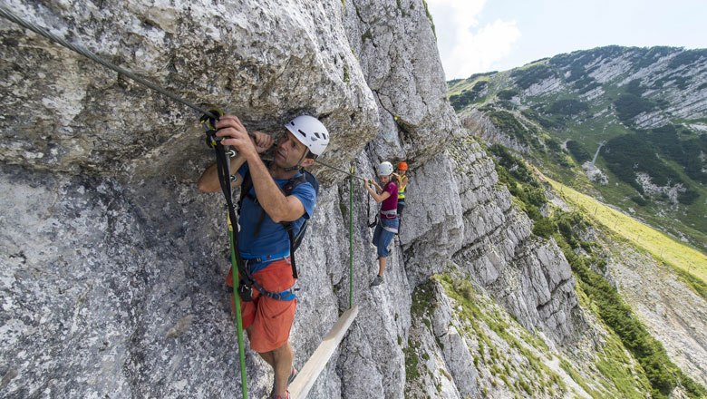 Bezpečným krokem na ferratě „Heli Kraft“ na Hochkaru, © Alexander Kaiser