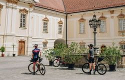 In der malerischen Kulisse des Zisterzienserstifts Zwettl genießen Radfahrer eine wohlverdiente Pause. Die beeindruckende Architektur und die sanften Hügel der Umgebung laden dazu ein, die Schönheit der Natur und die Ruhe des Ortes zu erleben. Hier, wo Geschichte und Landschaft harmonisch verschmelzen, wird jeder Moment zum unvergesslichen Erlebnis.