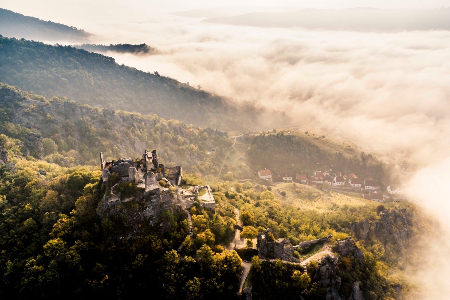 Zřícenina Dürnstein s mlhou