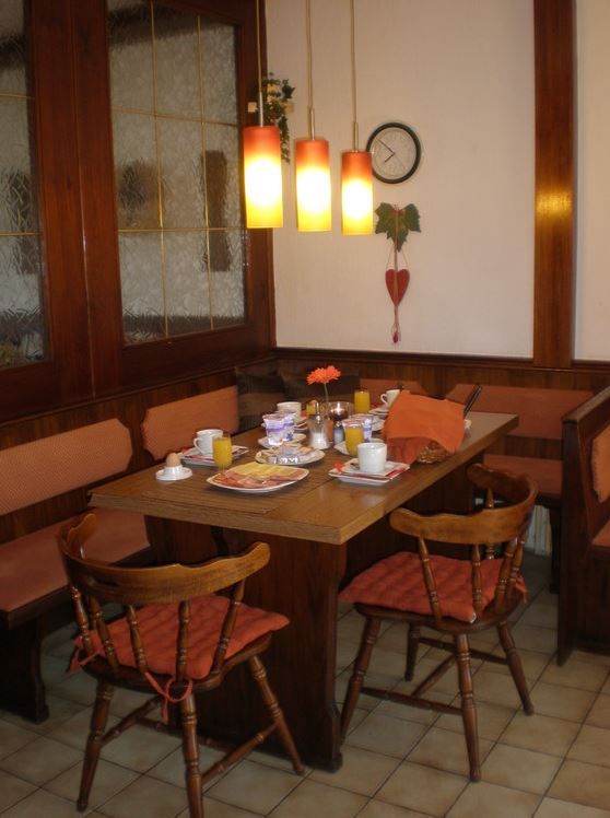 Snídaňový stůl se židlemi