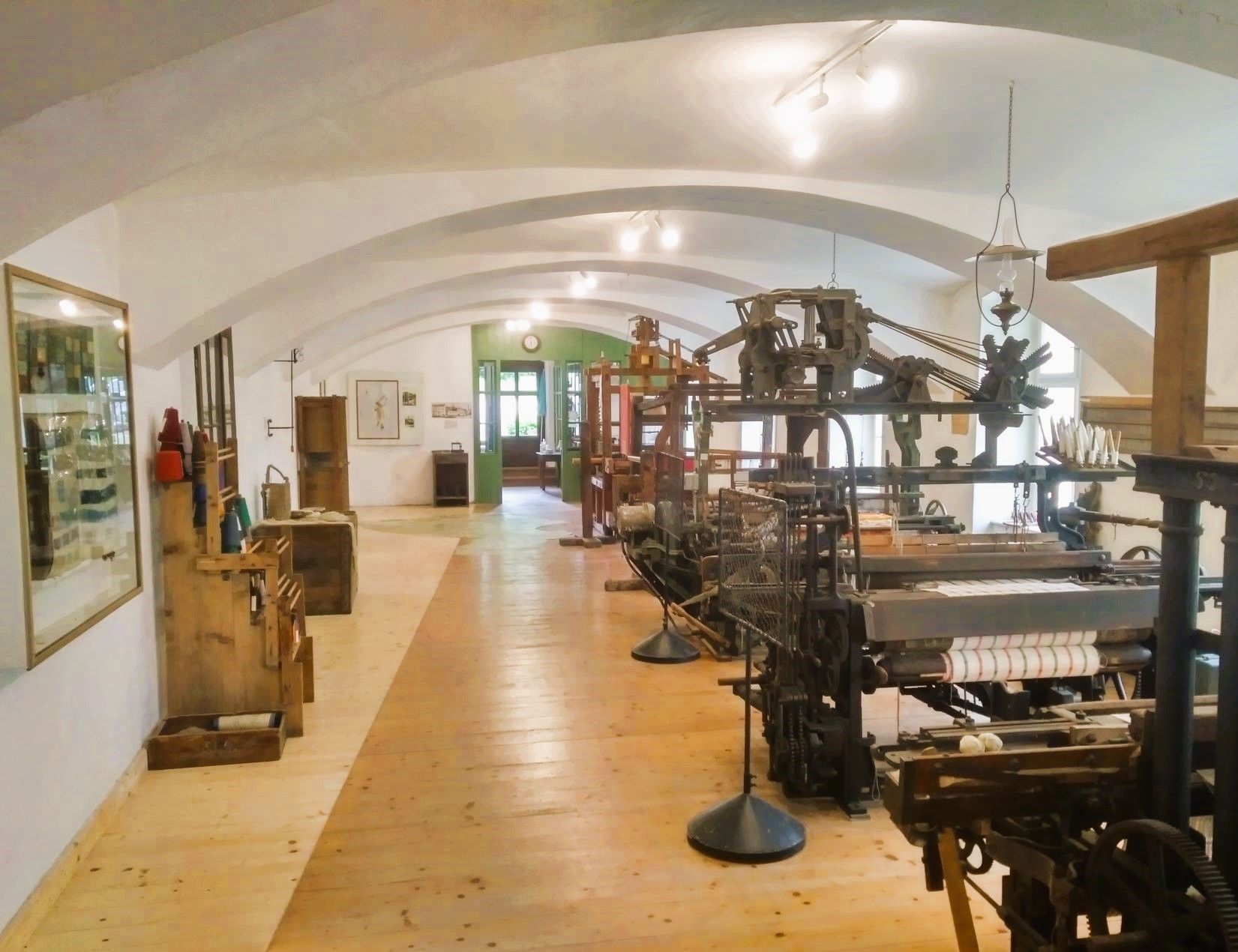 Průmyslově vyráběné tkalcovské stavy s děrovanou páskou