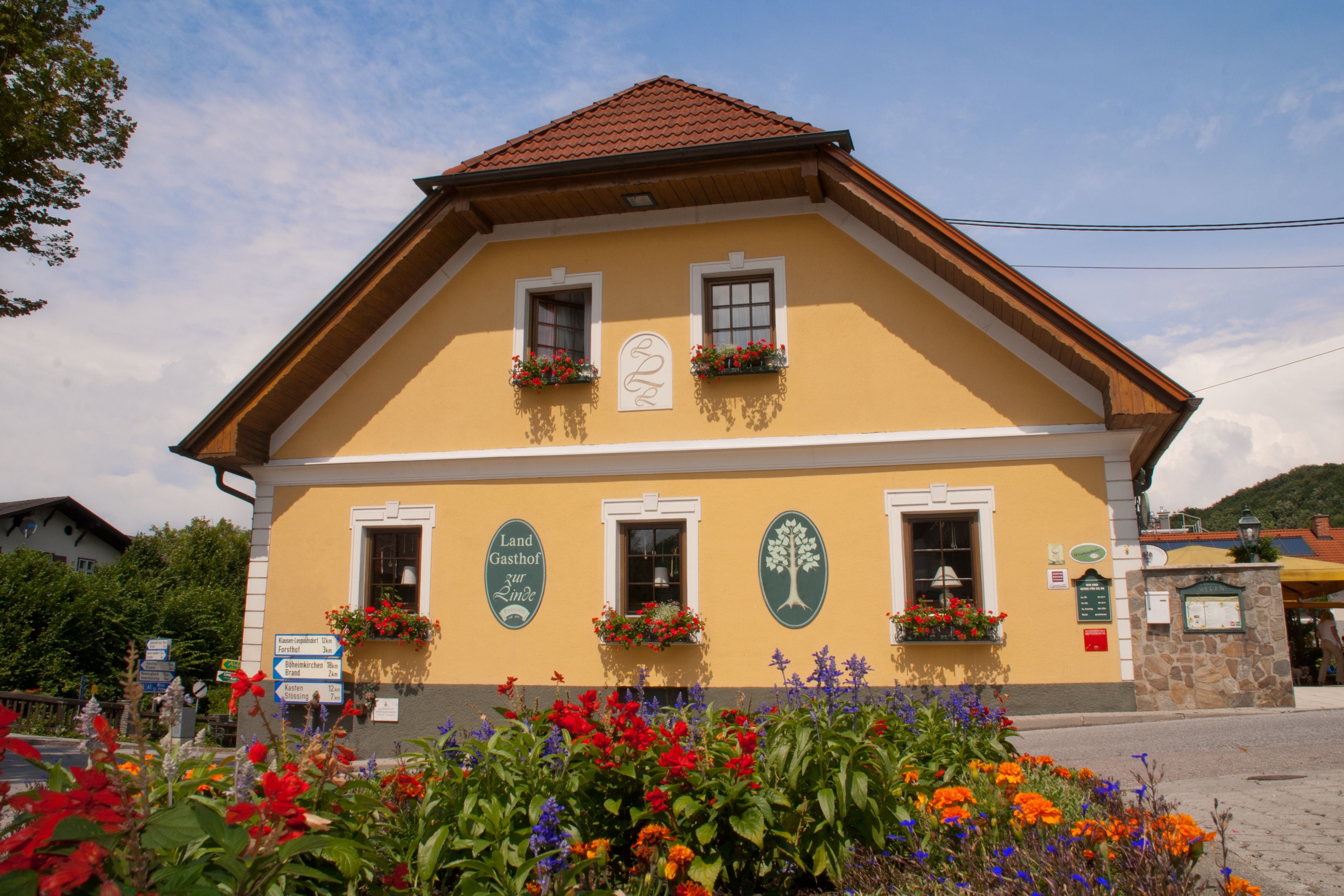 Aussenansicht mit Blumen