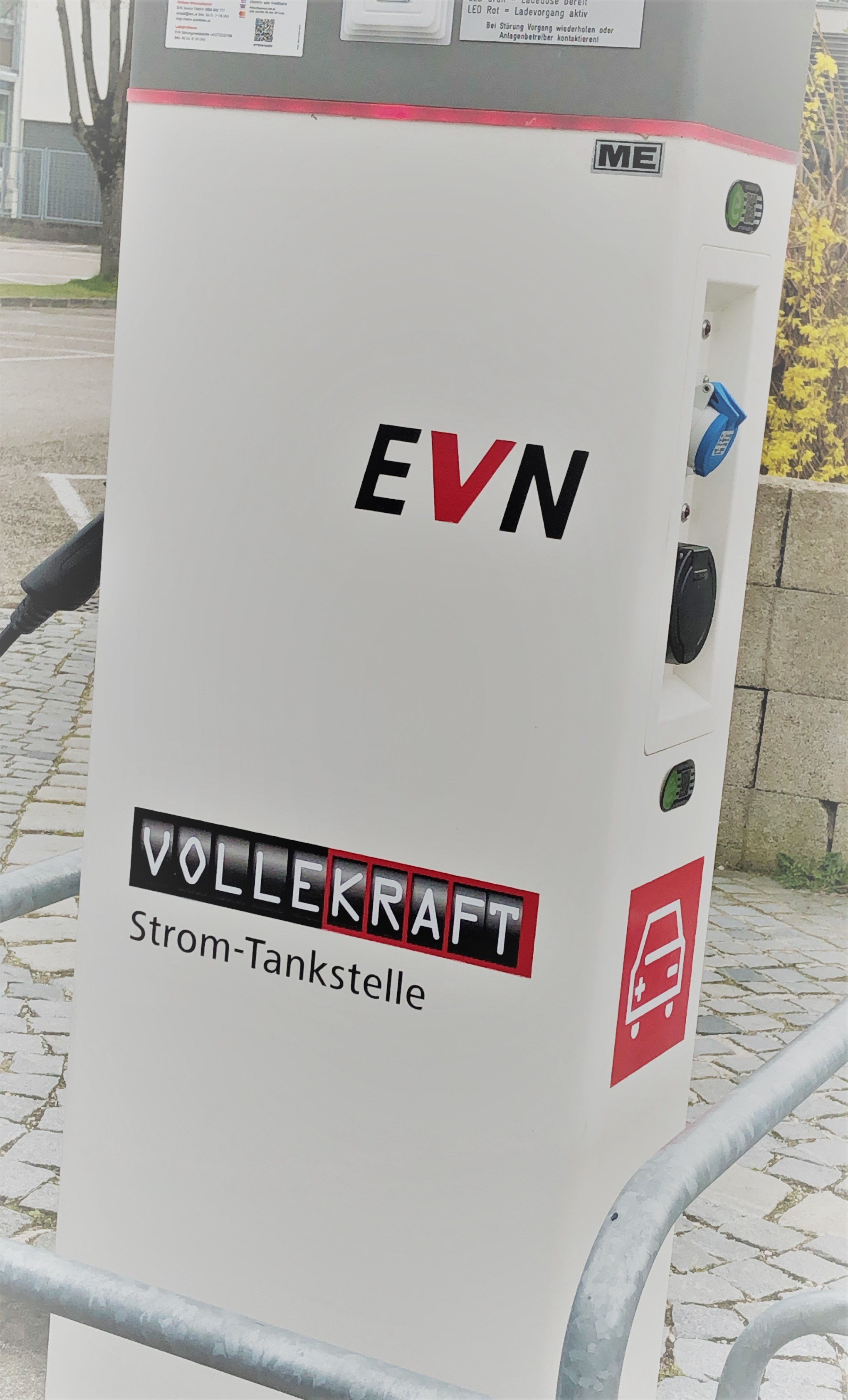 Nabíjecí stanice pro e-dodávky na parkovišti v centru Melku