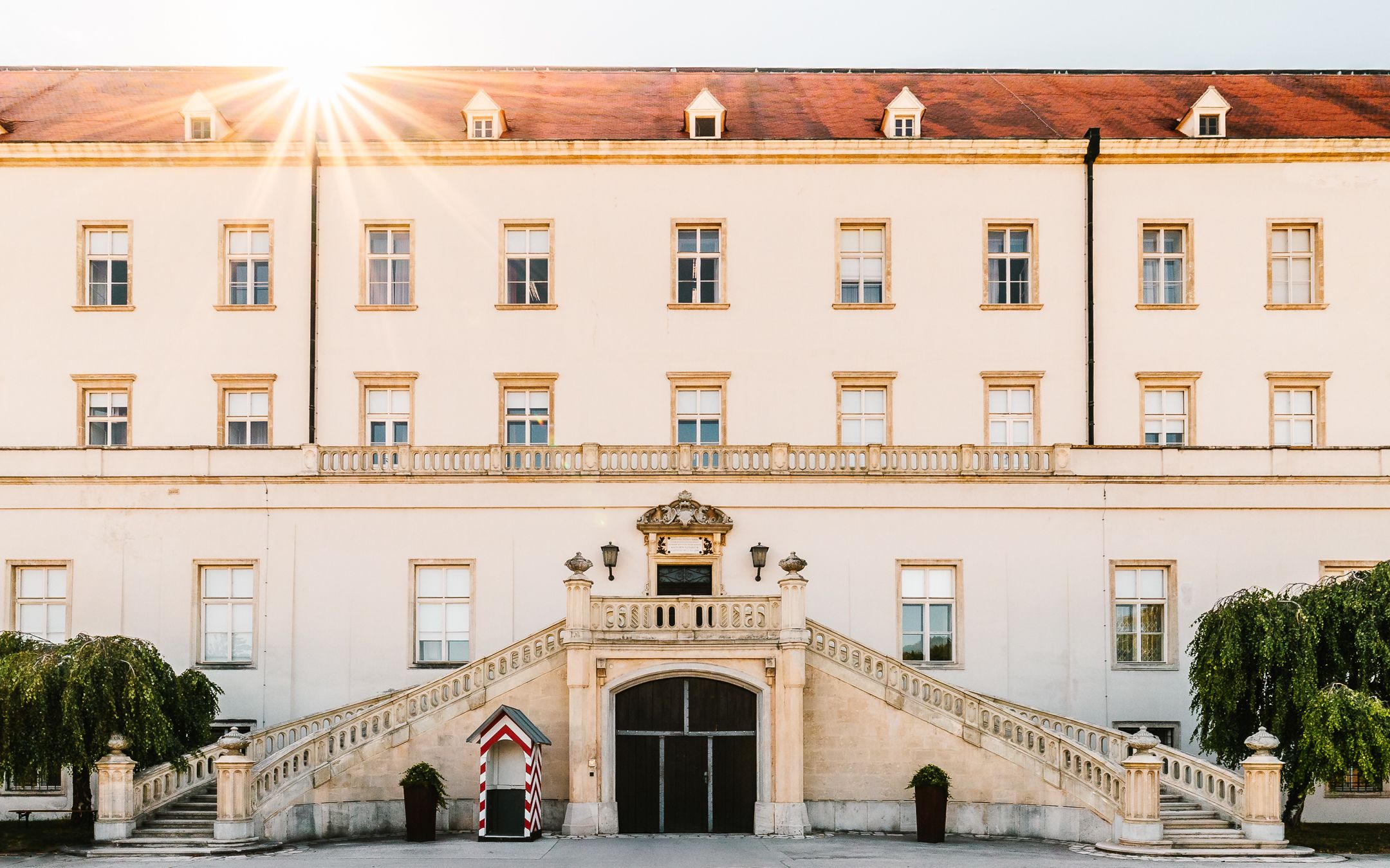 Tereziánská vojenská akademie s velkým schodištěm přístupným ze dvou stran