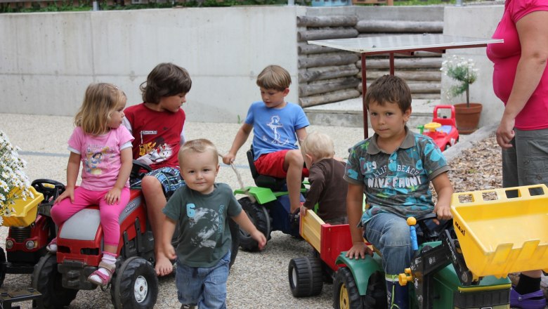 Všechno po ruce: traktor, sklápěč, přívěs, záchranné vozidlo, © büchlhof