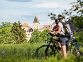 Kurz stehenbleiben und den Burgblick wahrnehmen, &copy; Wiener Alpen in Nieder&ouml;sterreich