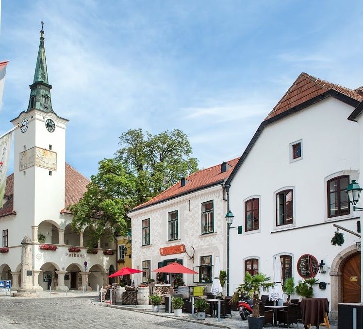 Dům pro 3 osoby a obecní dům-malý