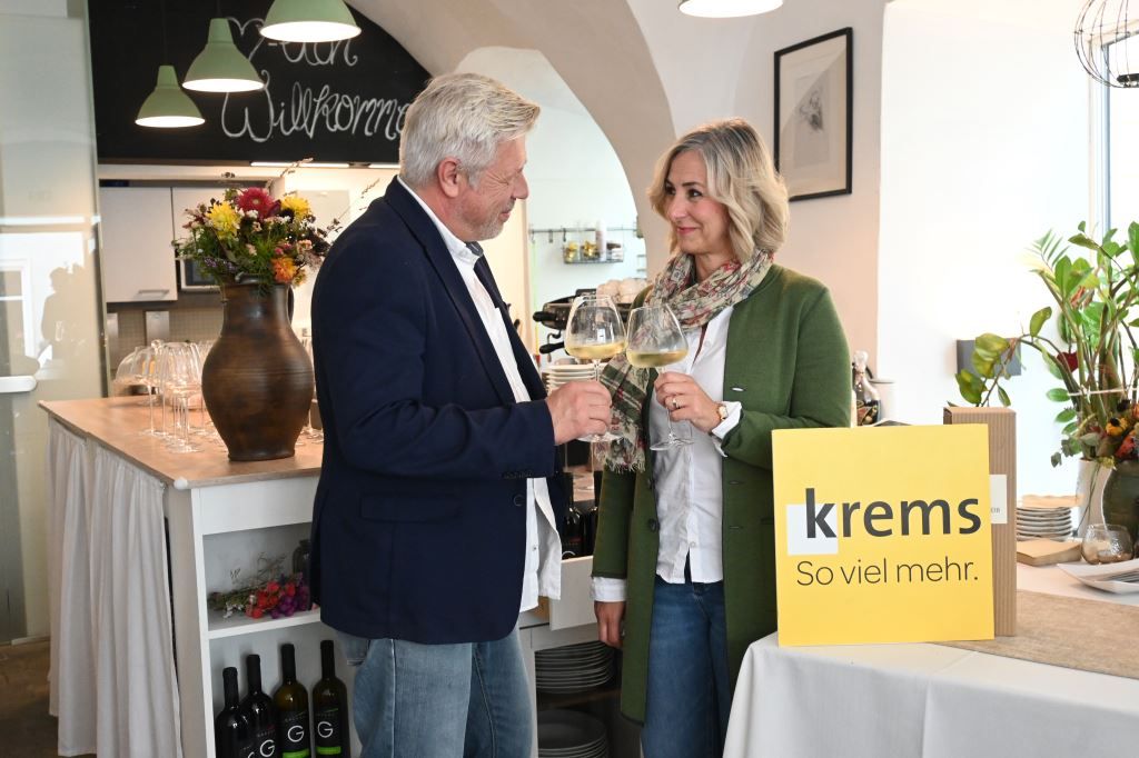 přípitek dvojice se skleničkami na víno