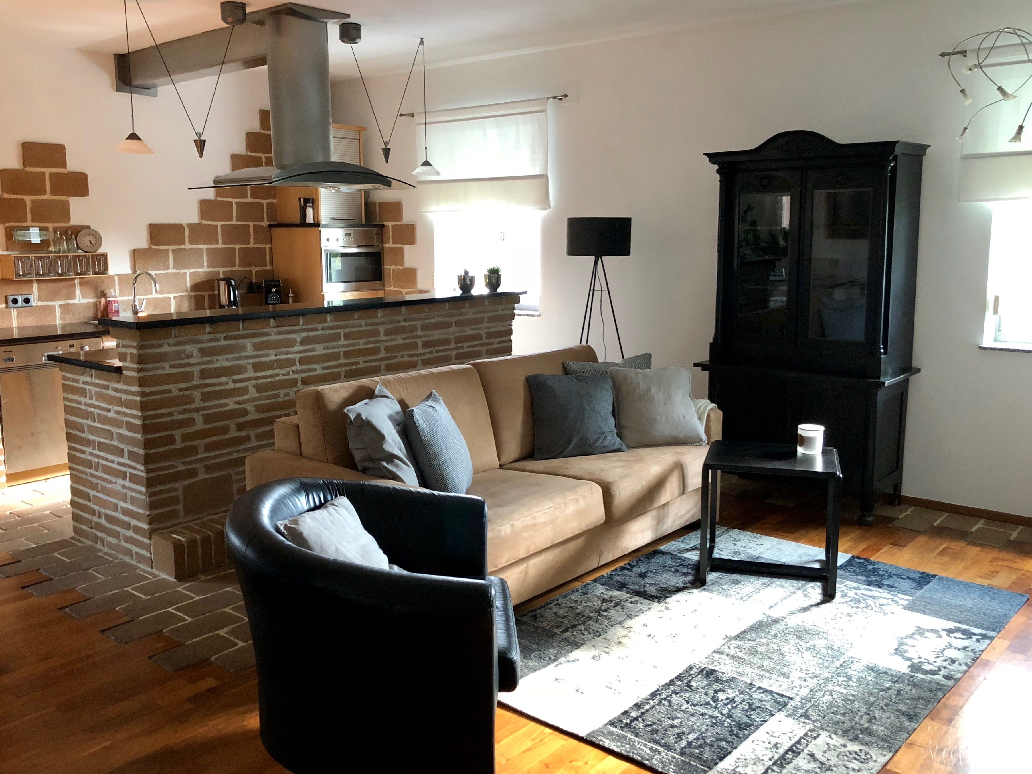 Světlý, minimalistický obytný prostor s jednoduchým nábytkem