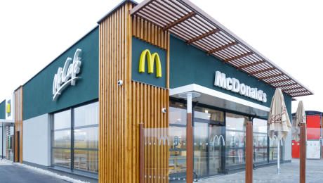 Pohled zvenčí na moderní restauraci McDonald's s logem McCafé.