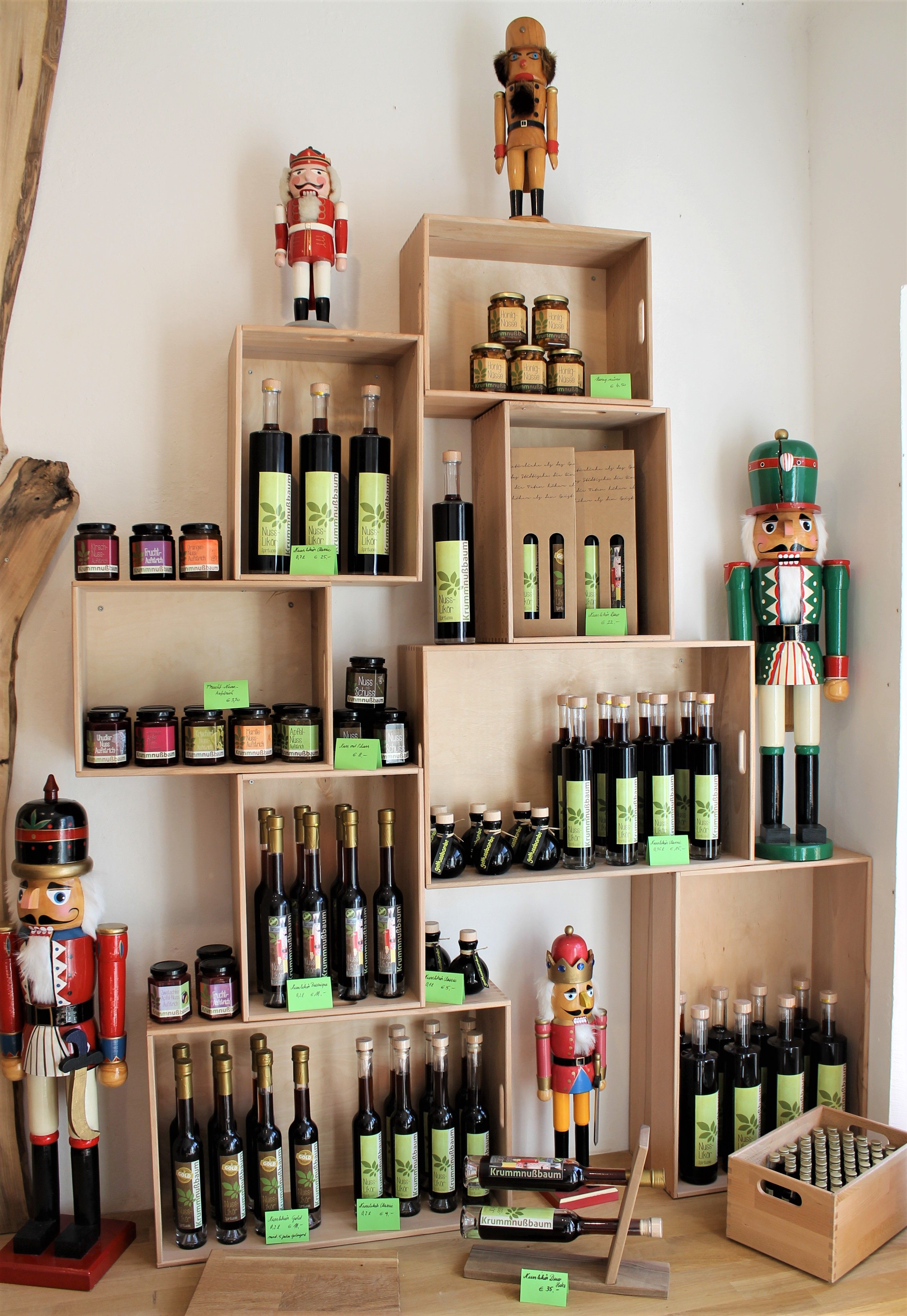 Police s ořechovými výrobky a louskáčky v Nusseum Krummnußbaum.