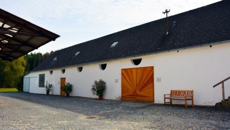 Parking lot in the courtyard, &copy; Waldviertler Seminarhaus Gauguschm&uuml;hle