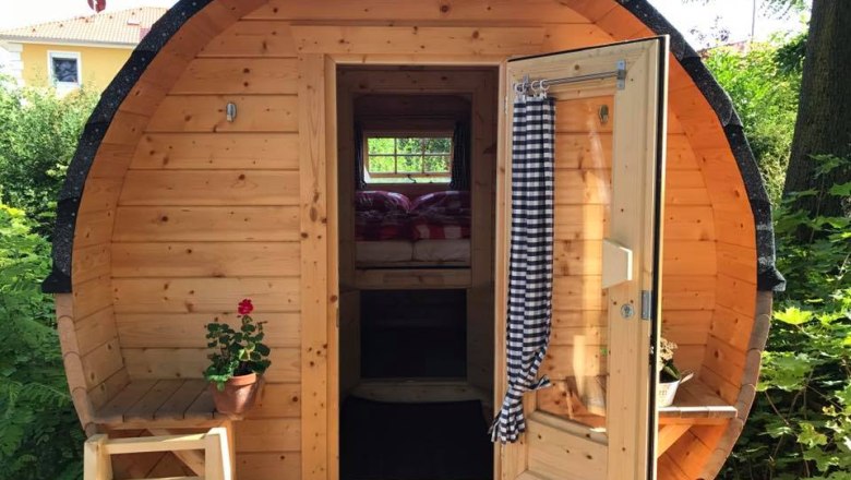 Sleeping barrel from the outside, © Schlaffass